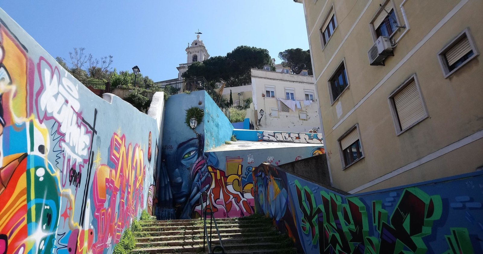 This is a dynamic adventure around the city during 3h in a modern Fiat 500L seeing the amazing murals that make Lisbon one a worldwide Street Art Mecca!