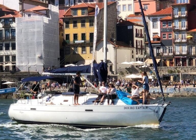 Come discover a unique perspective of the cities of Porto and Vila Nova de Gaia aboard our charming sailboat.