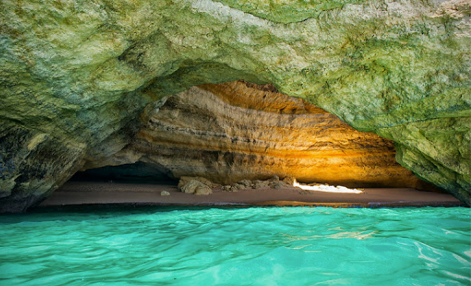 On this fantastic boat trip our captain will take you to see an inspiring sunset and to visit the unique natural beauty of the Algarve coast (beaches