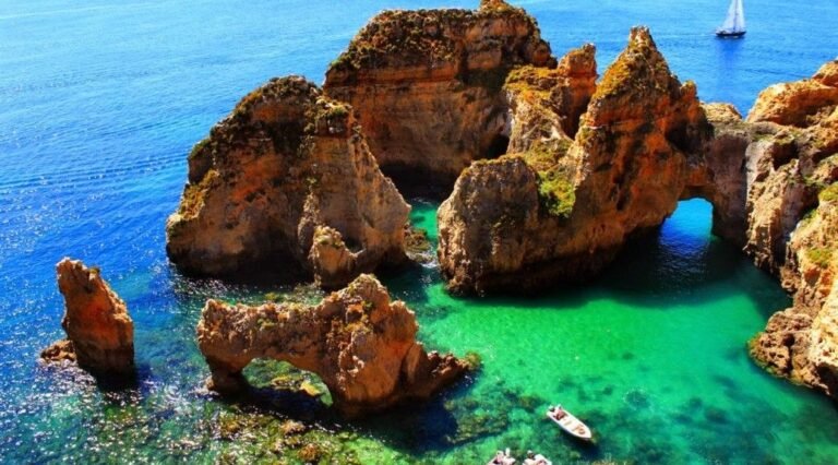 With Lagos Grotto Trips you can explore the fantastic and well-known caves of Ponta da Piedade