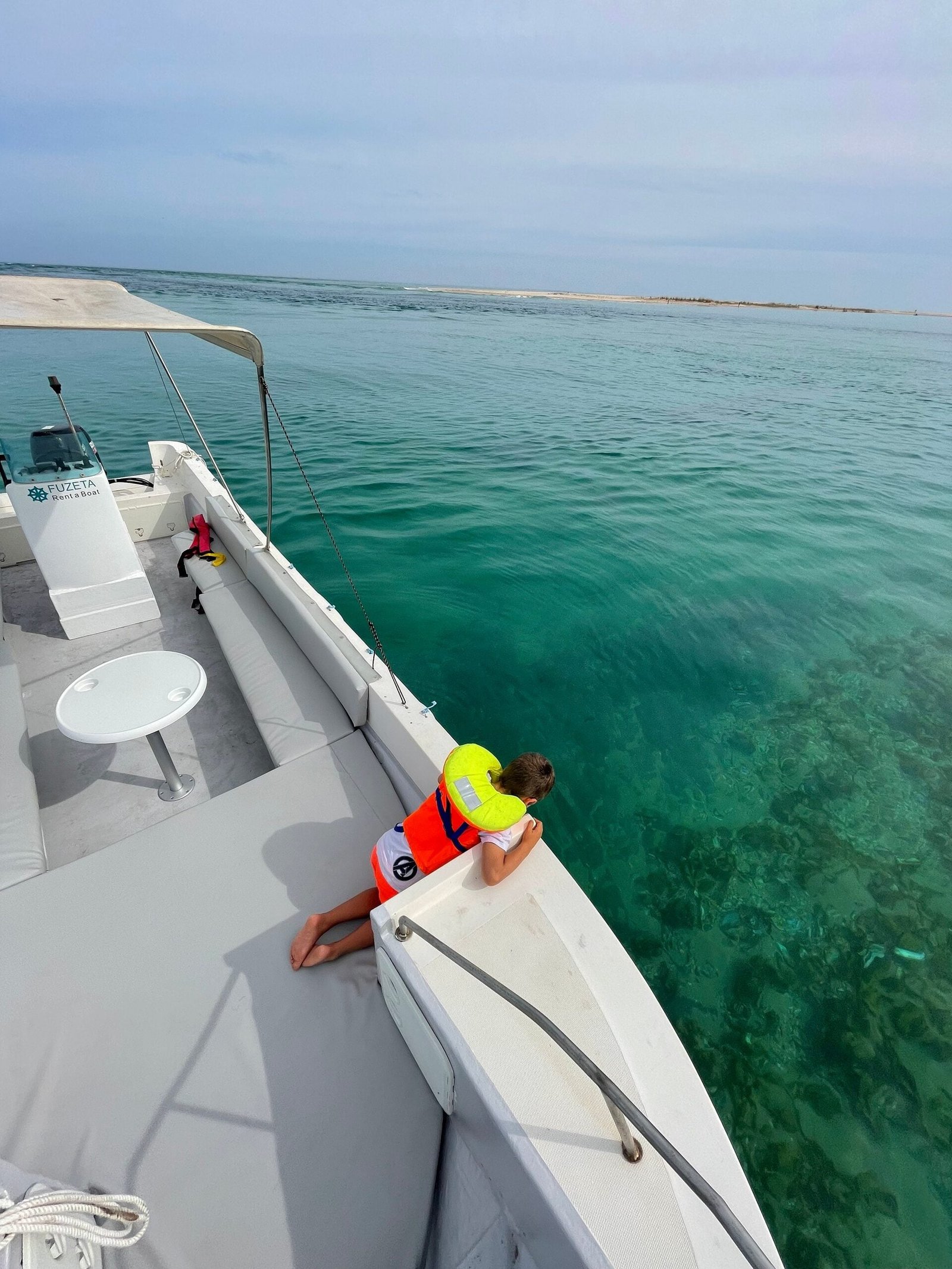 The modern and versatile central console of the Yamaha 23 boat measures 7.20 meters in length and has a maximum capacity of 14 people. It also features an extended bimini top for added sun protection. Equipped with a 90hp Suzuki 4-stroke engine