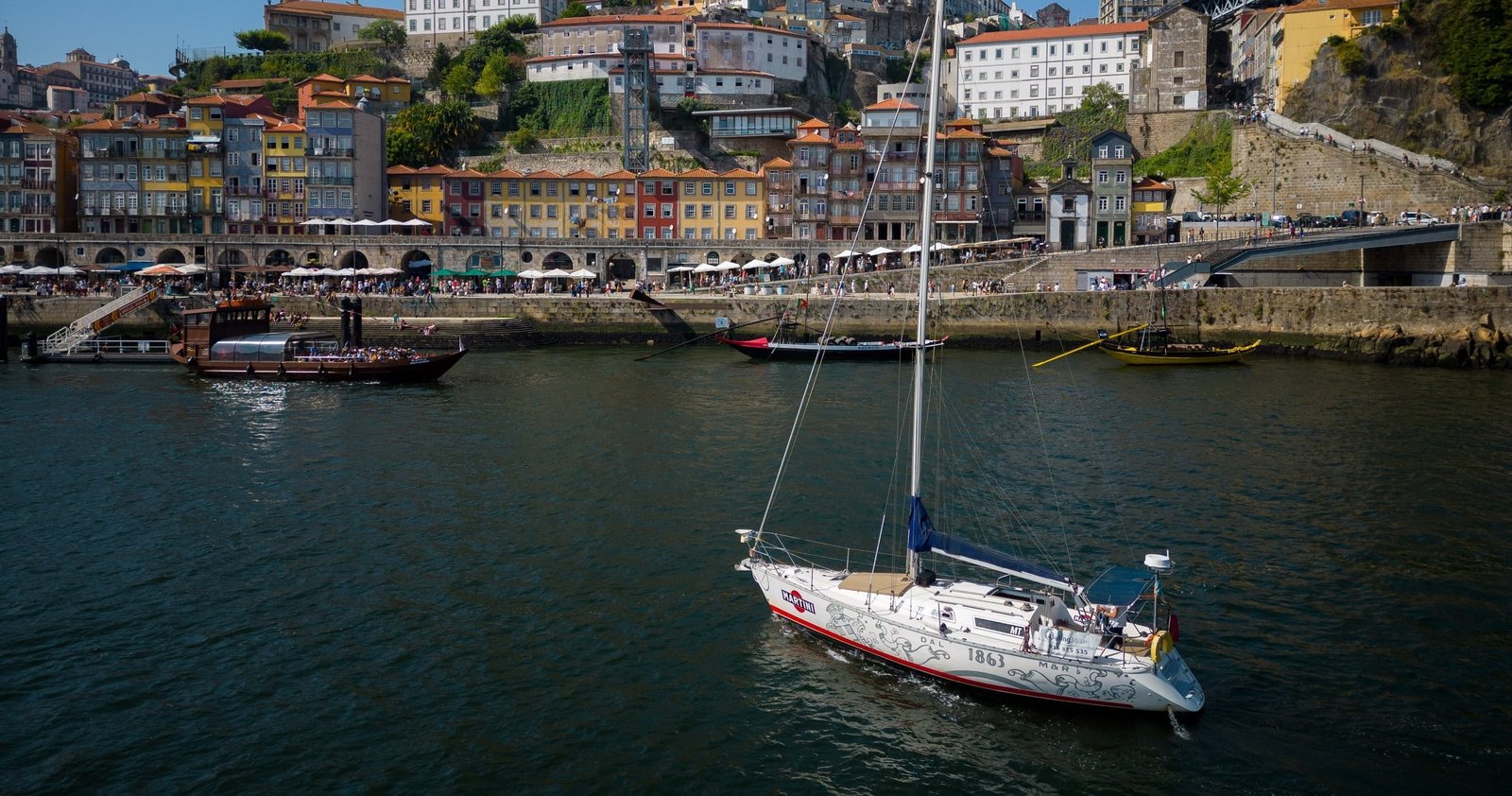 We have an unforgettable experience for you on the Douro River! A sunset boat tour and a night aboard our sailboat.