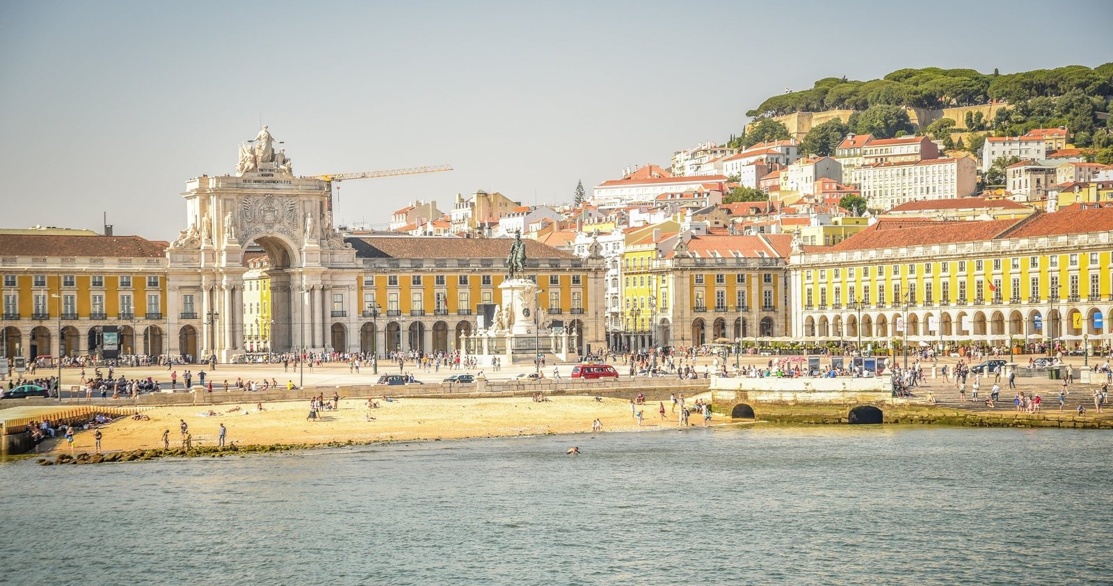 A 3-hour cruise along the banks of the Tagus River. Navigating between the north and south shores