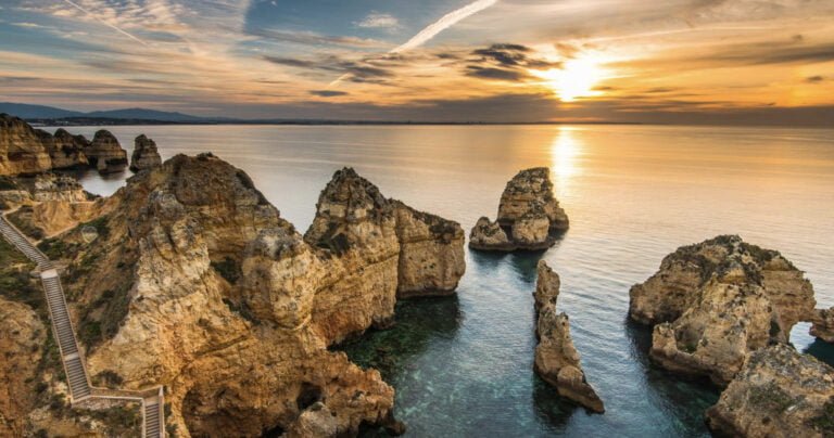 This 2.5 hour cruise takes you out of the Alvor estuary passing Quinta da Rocha nature reserve and cruising past the bay of Meia Praia. You will enter Lagos harbour then head out again to Ponte de Piedade headland to see the amazing grottoes and caves.