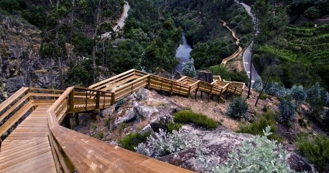 PassadiÃ§os do Paiva won the Best Adventure Attraction Award. It is the first worldwide recognition of this tourist attraction in Arouca that has already received almost one million visitors. The Project has almost nine kilometers of paths of dirt and wooden staircases