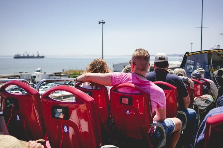 Explore Lisbon with total freedom: you can board any of our panoramic buses and choose the route you want to take to discover everything Lisbon and Cascais have to offer. The options are varied: from the historic downtown Lisbon and São Jorge Castle