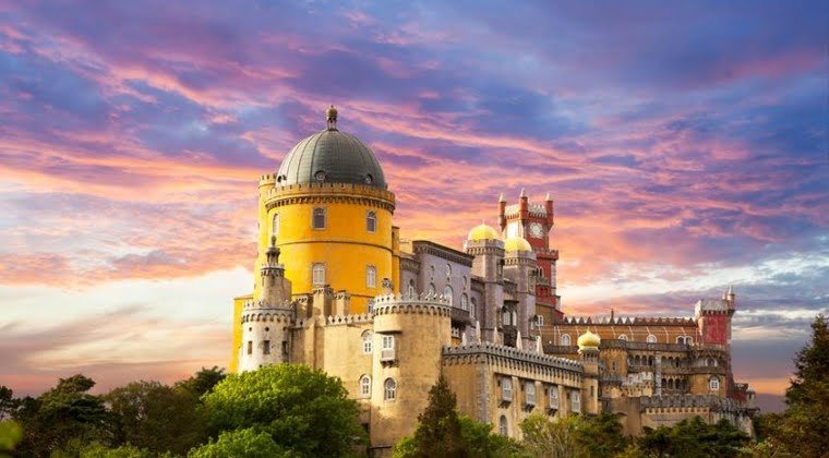 You will spend a day surrounded by enchantment: from the palace that marked the Romantic period to the streets of the village of Sintra. We will also take you to enjoy the beautiful panorama from Cabo da Roca