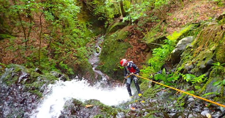 On the intermediate canyoning tour we propose to you a variety of routes that provides you with lots of thrills and the best sceneries on Madeira island.