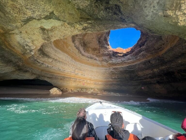 Visit the impressive grottos of Benagil and the rocky cliffs of the Algarve coast and its most spectacular grotto on our 2h boat tour that will take you to exclusive hidden beaches and the famous grotto of Benagil.