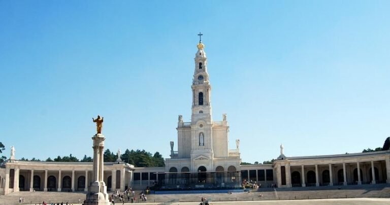 The perfect day out of Lisbon! Visit the sanctuary of Fátima