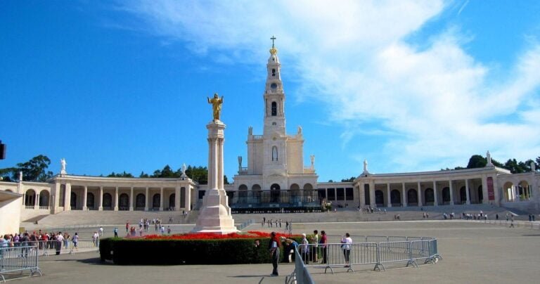 Tread in the footsteps of religious pilgrims during this private half-day tour to Fátima from Lisbon. One of the most important Catholic pilgrimages sanctuaries in Europe