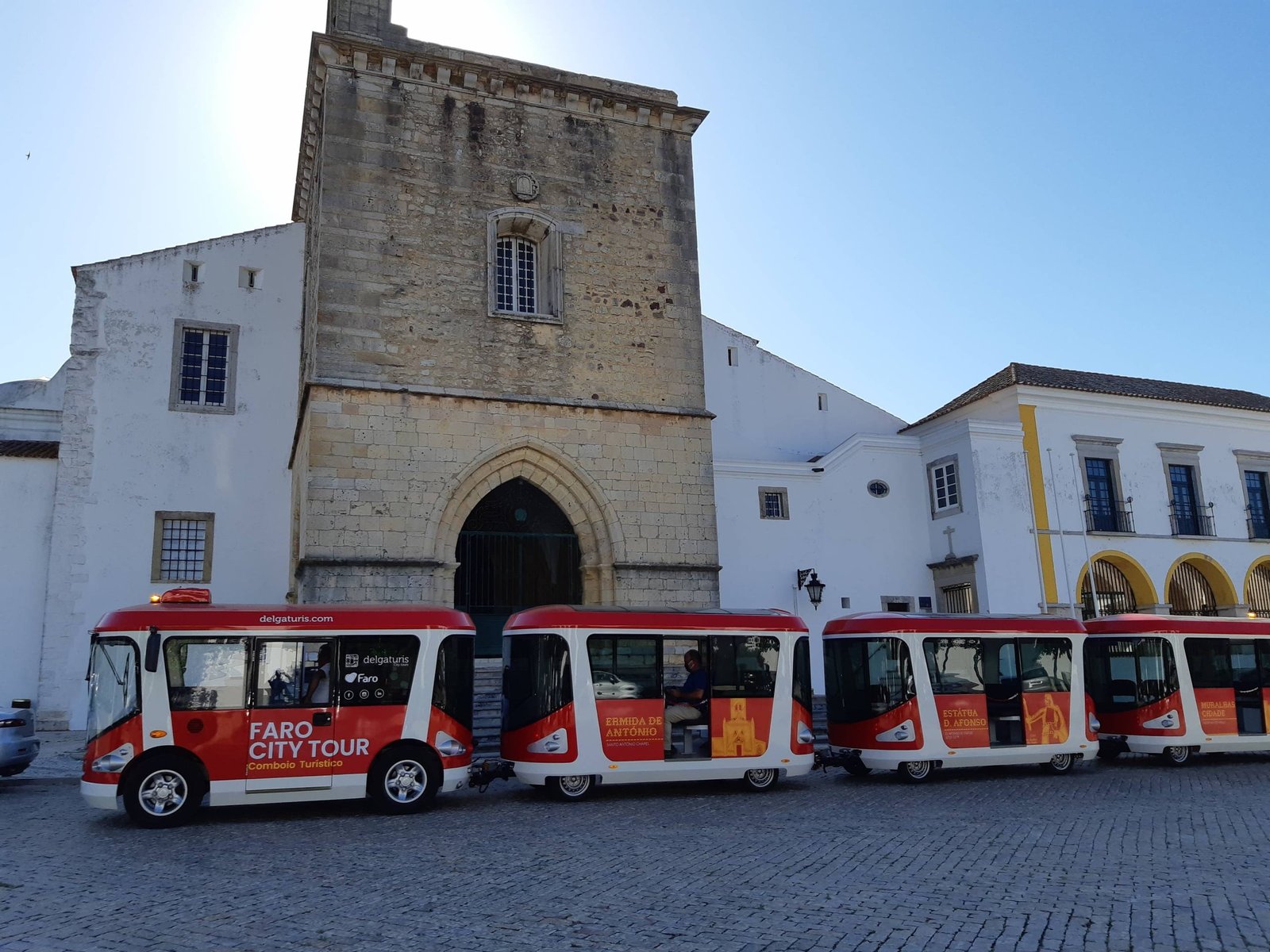 Our Tourist Trains will take you on a stroll through the city streets and allow you to discover its historical monuments. A journey that begins at Manuel Bivar Garden and winds through the old town of Faro