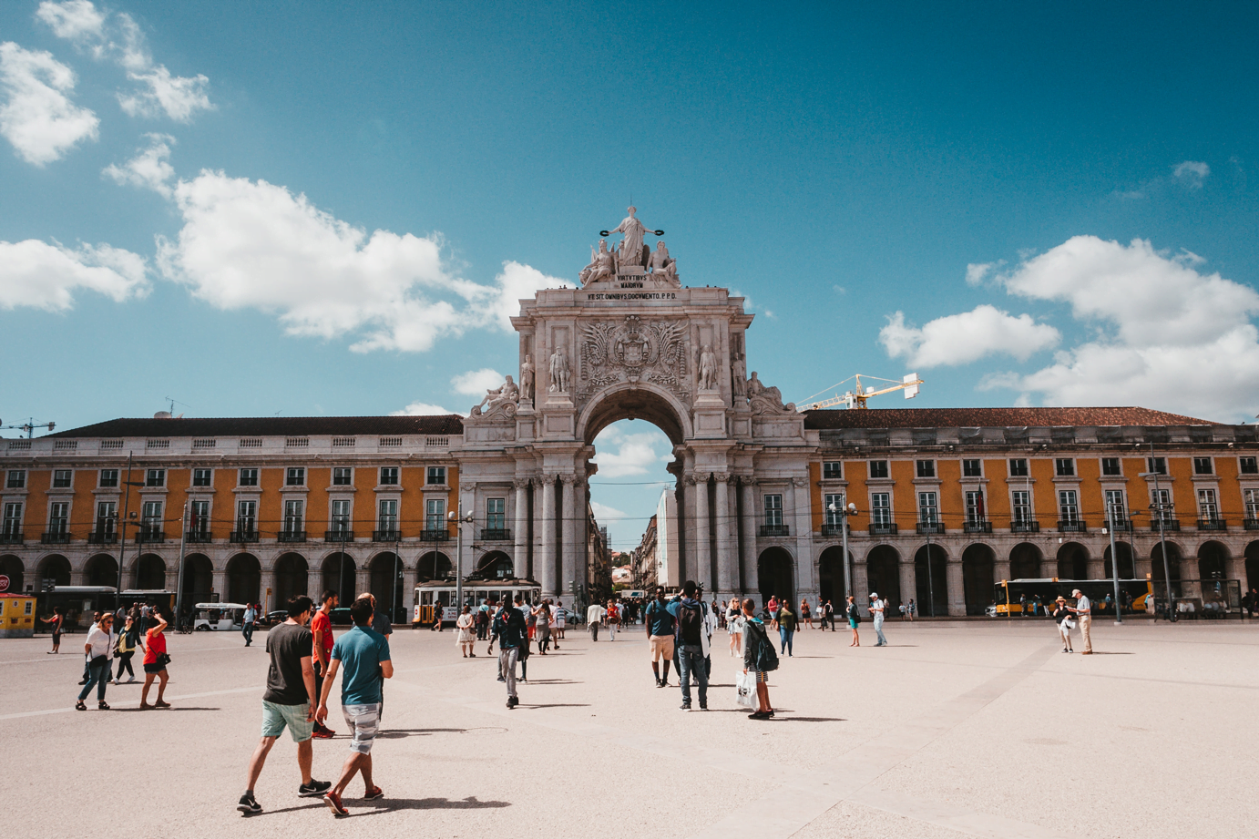 The most comfortable and complete way to get to know Lisbon and its surroundings in just one day. From the historical centre to the glamorous and aristocratic village of Cascais