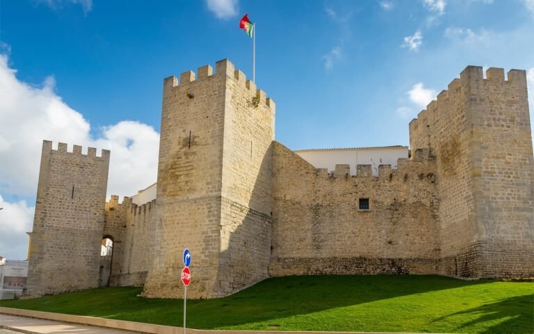 An unforgettable journey through the magnificent interior region of the Algarve; Visit to the municipal market and the historic center of Loulé; Regional sweets tasting (Not included); Spectacular history and landscapes; Discover the city's arts center and main church; Generous and surprising lunch*