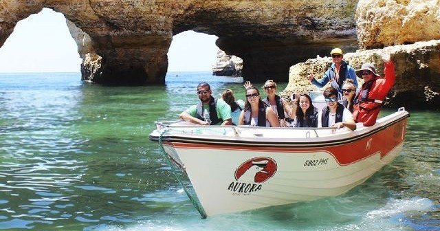 Visita guiada às 15 melhores grutas entre Armação de Pêra e o Farol de Alfanzina.