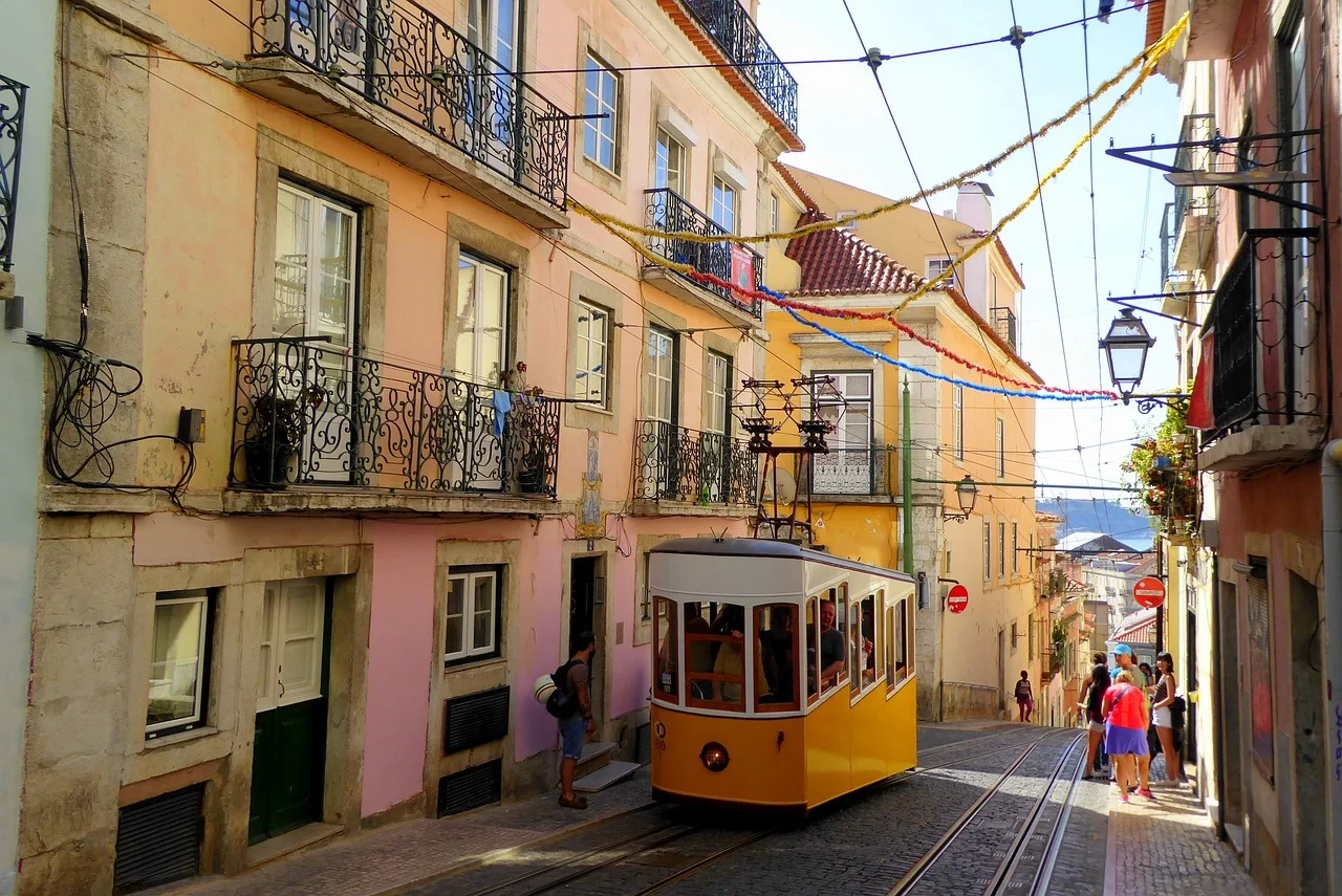 Alfama & Mouraria Tour