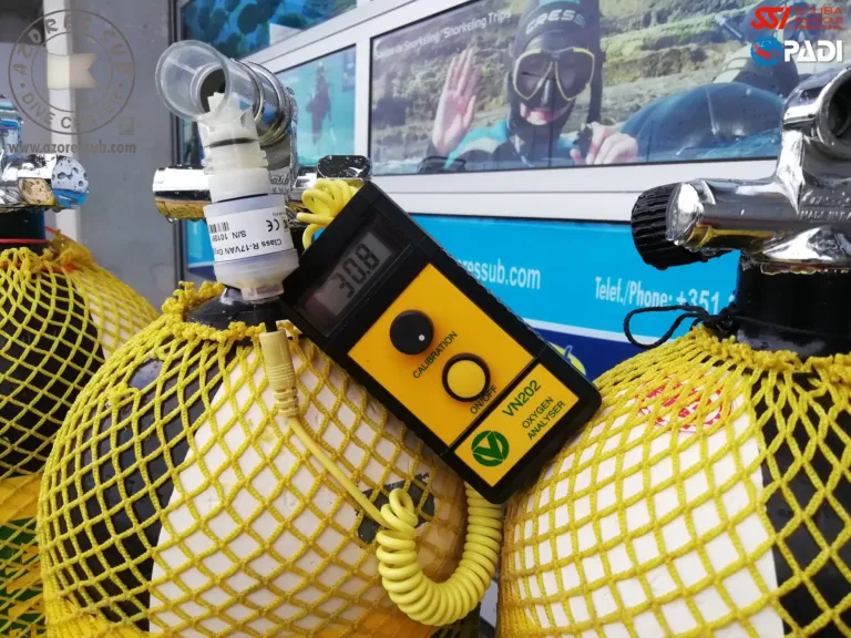 Yellow-netted scuba tanks with a nitrox analyser