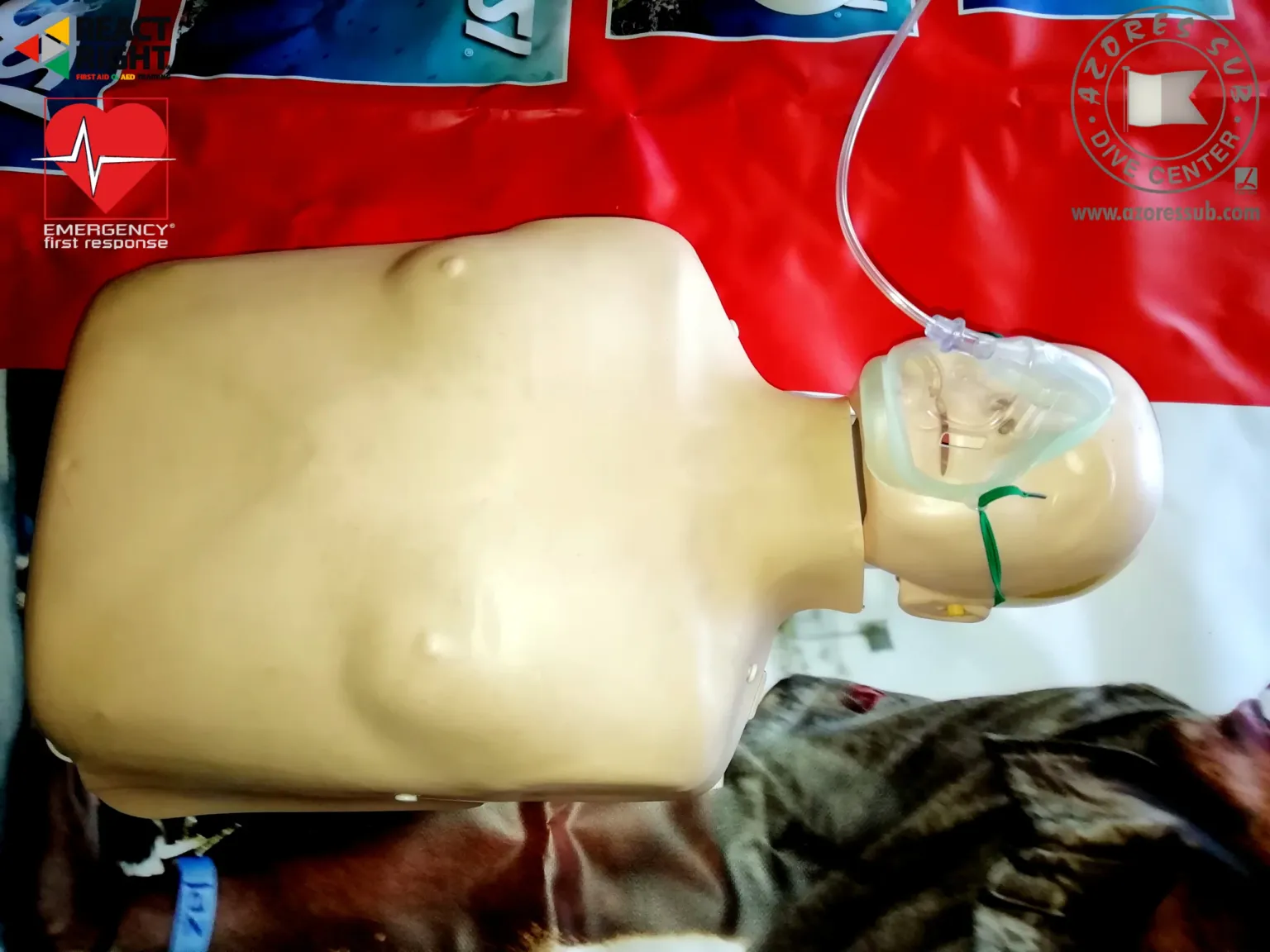 Maniquí de entrenamiento con mascarilla de oxígeno