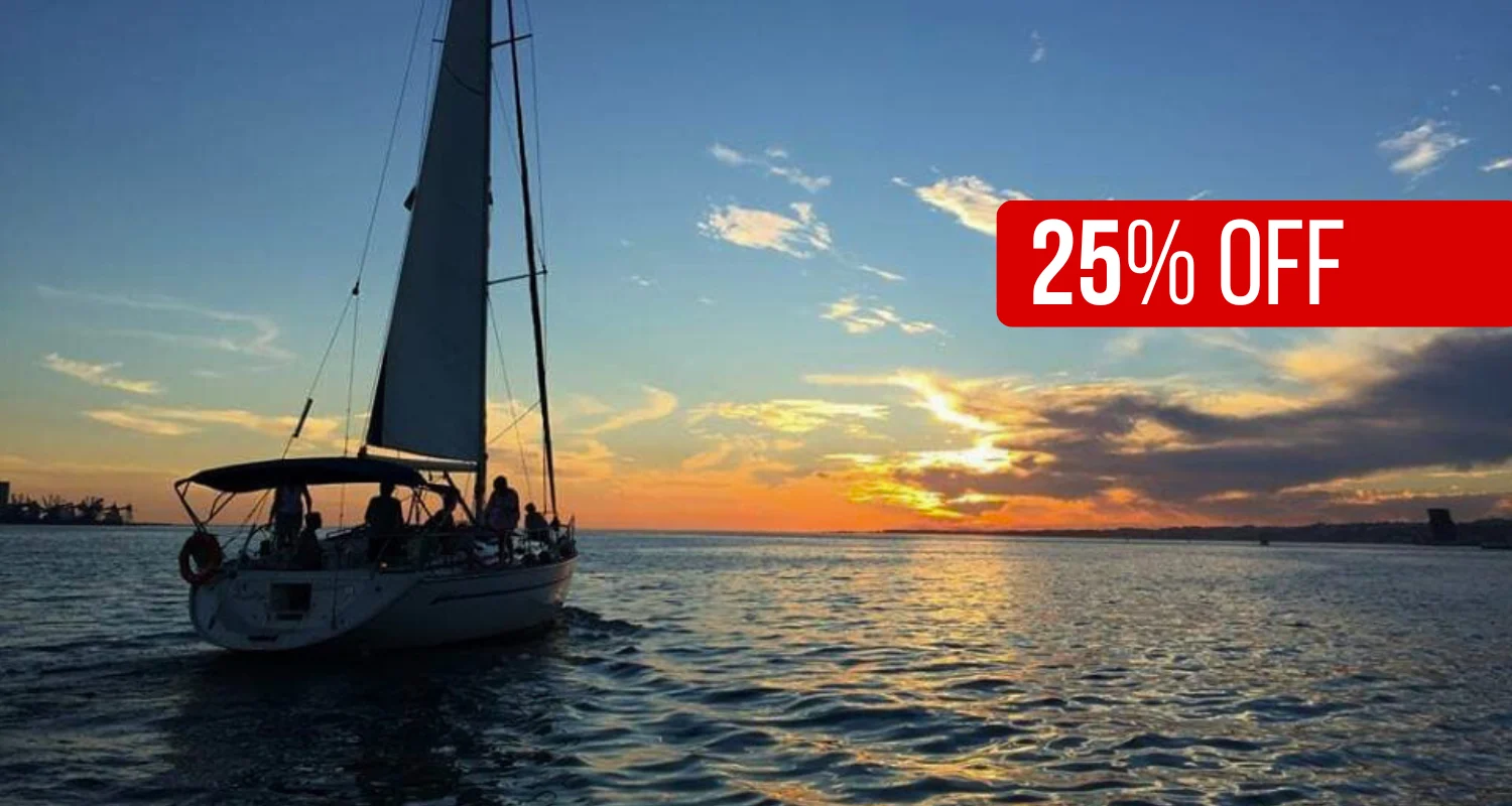 Zeilboot tegen een avondlucht, met een '25% korting'-banner
