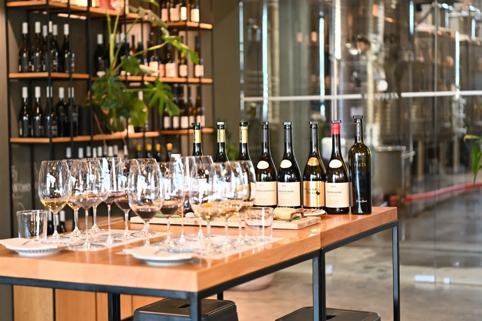 Bar degustacyjny z rzędami kieliszków i butelek w nowoczesnej winiarni