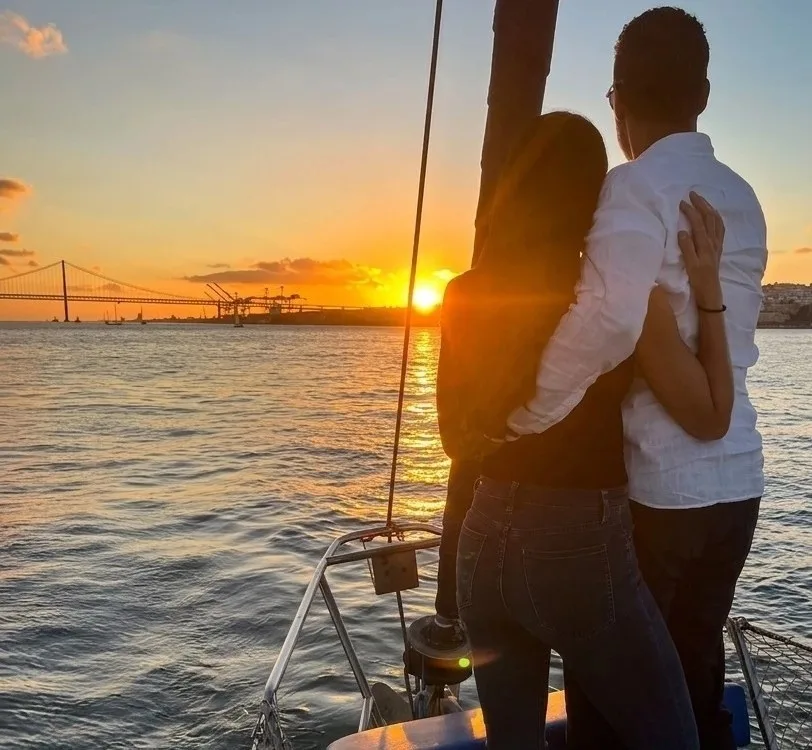Lisboa: Passeio de veleiro ao pôr do sol no rio Tejo | Privado
