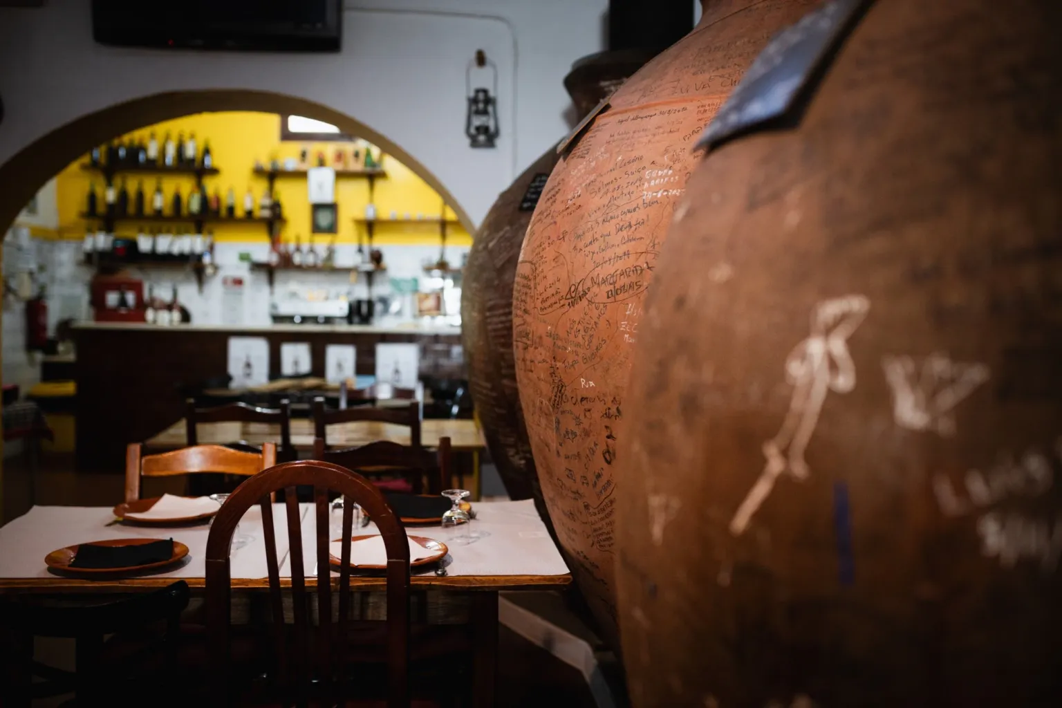 Grote wijnkruik voor de eetzaal van een restaurant