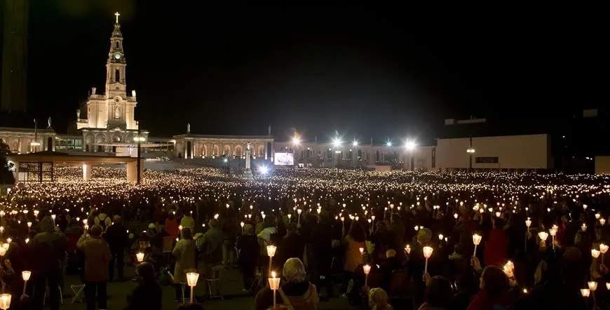 Privé tour 'Noite de Fátima' met lichtshows en kaarsprocessies