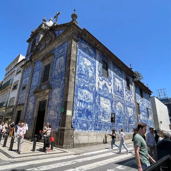 Chapel façade covered in blue and white tiles on a busy corner