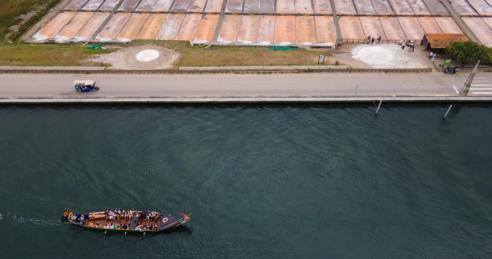 Passeio de Moliceiro e Visita Guiada às Salinas