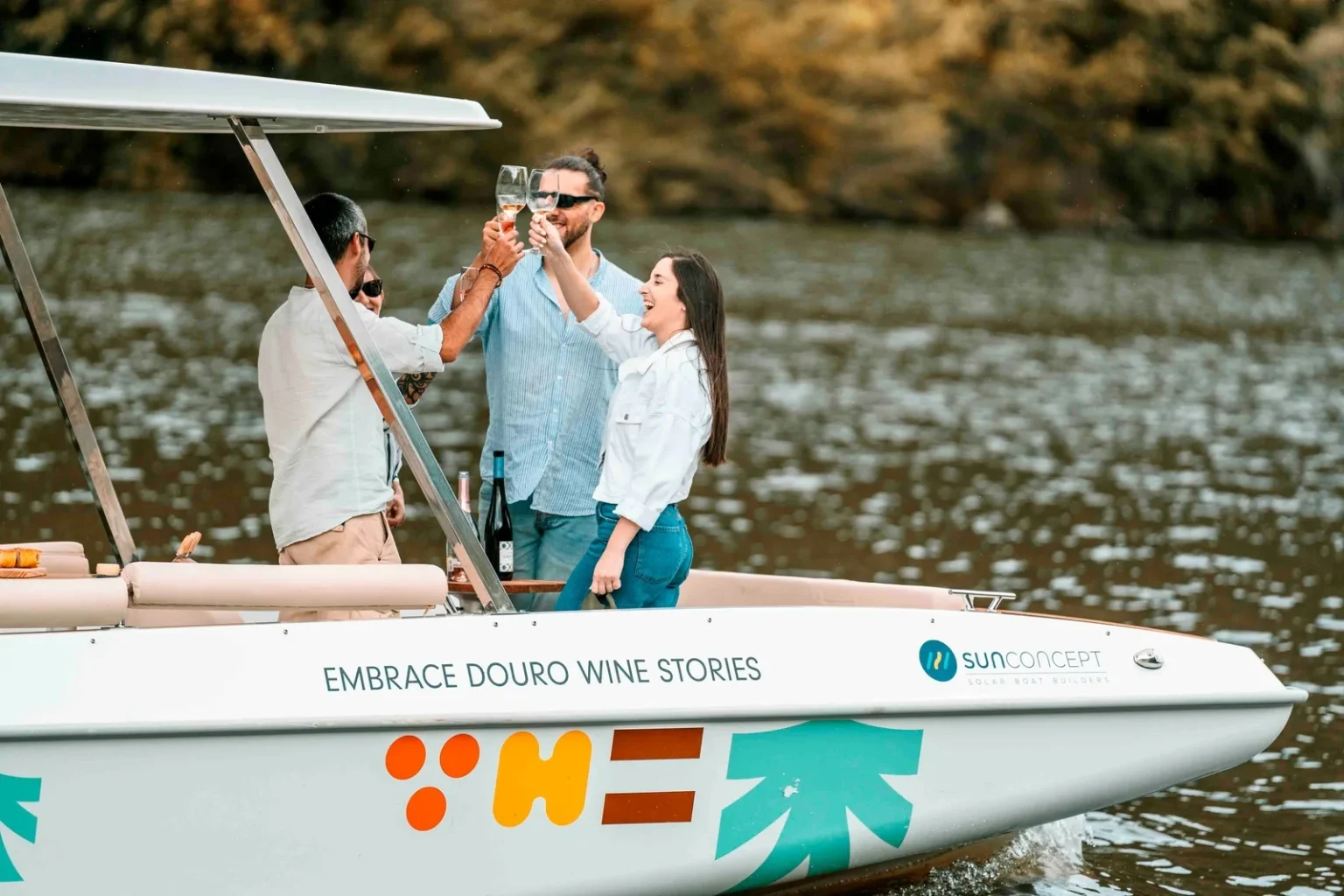 Programa Privado de 2 Horas em Barco Solar no Douro com Prova de Vinhos e Espumante