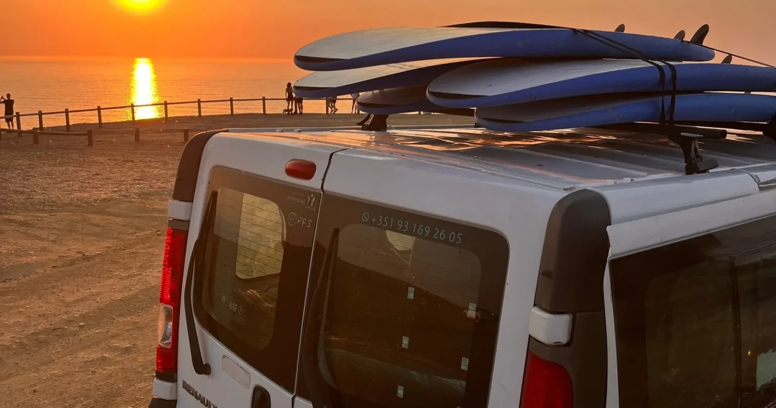 🌅 Surflektion i solnedgången – Algarves gyllene kvällsljus 🌅