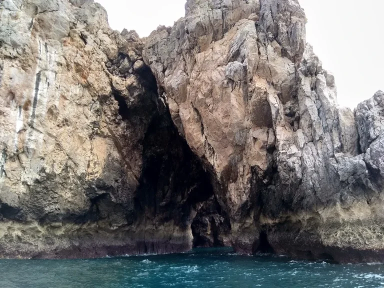 Grutas e Praias Desertas