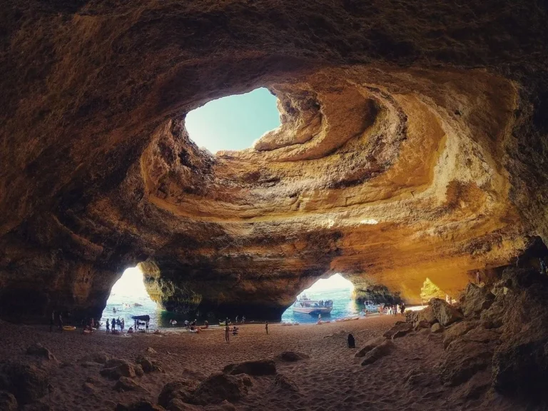 Passeio de caiaque na gruta principal de Benagil