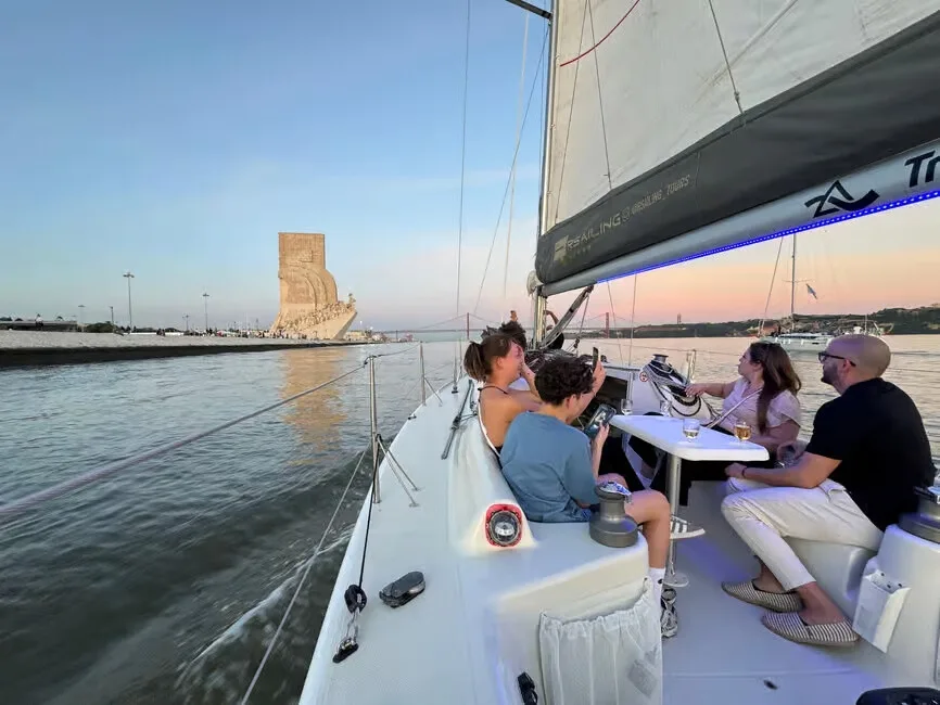 Private Boat Tour: Sailing in Lisbon with Local Guide and Green Wine