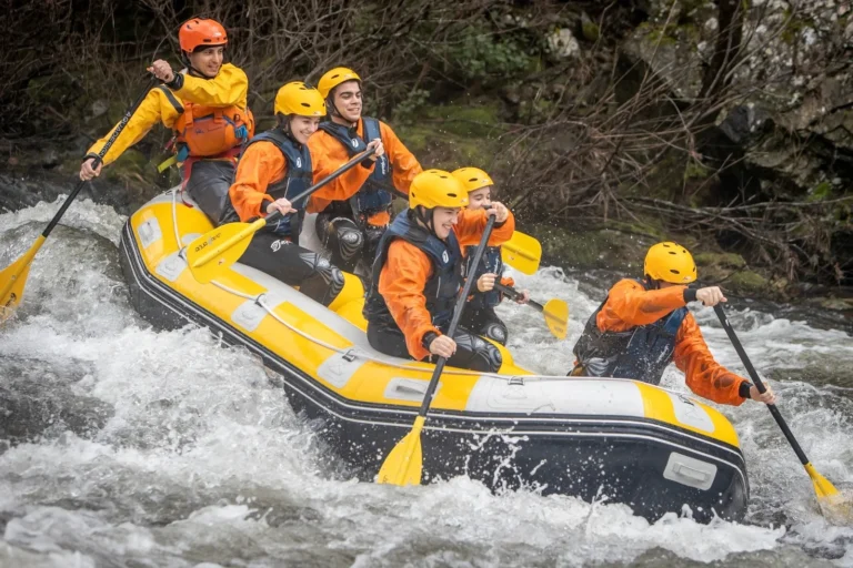 Saía do Porto e viva a emoção do rafting nas águas selvagens do Rio Paiva – uma aventura que vai acelerar o coração!