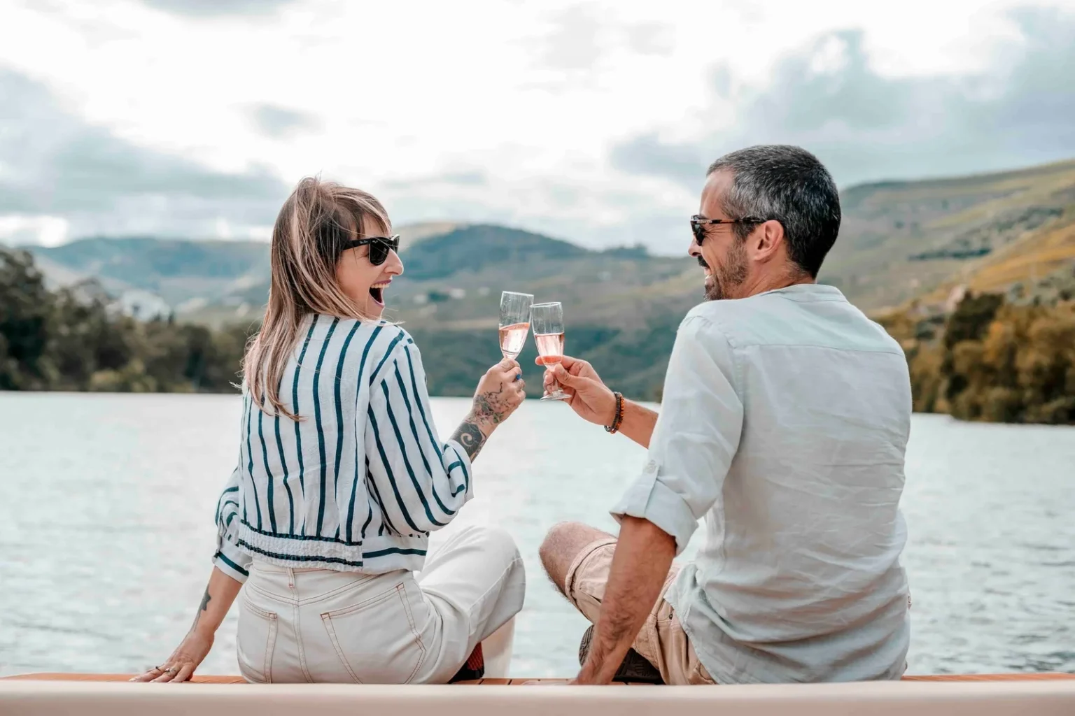Passeio Privado de Barco Solar de 1 Hora no Vale do Douro com Prova de Vinhos