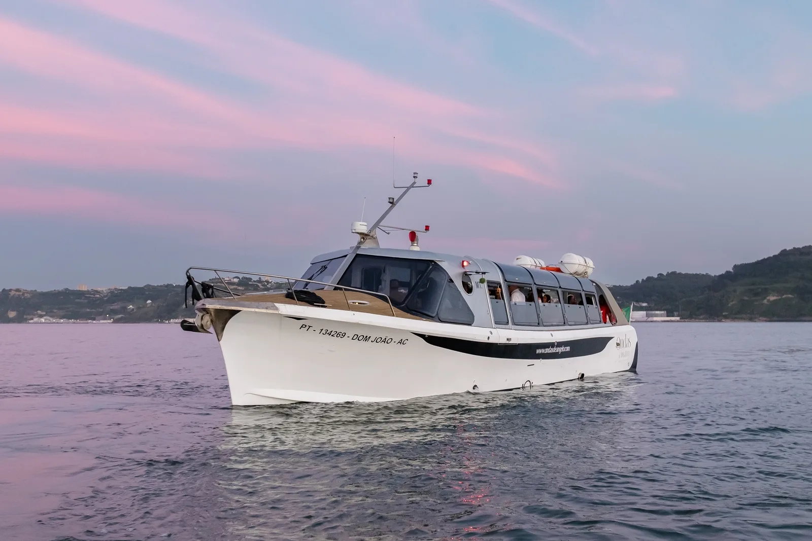 Lisbon Night DJ Boat Party with Open Bar & Snacks