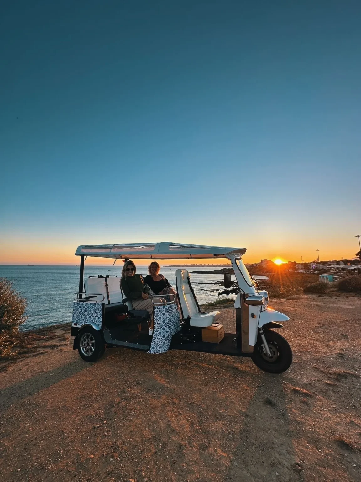 Lisbon: Sunset Tour in Historic Districts and Local Gastronomy