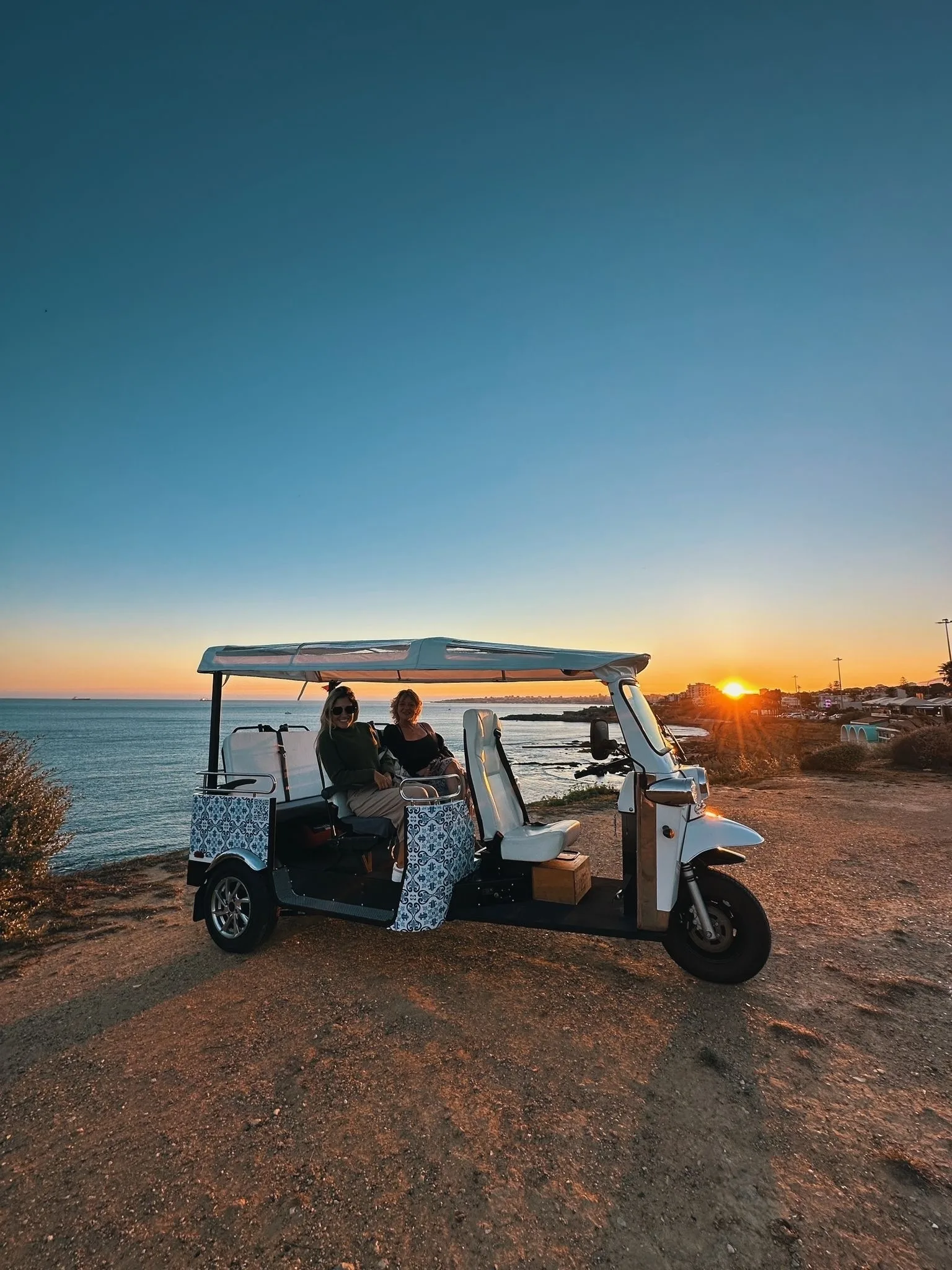Lisbon: Sunset Tour in Historic Districts and Local Gastronomy