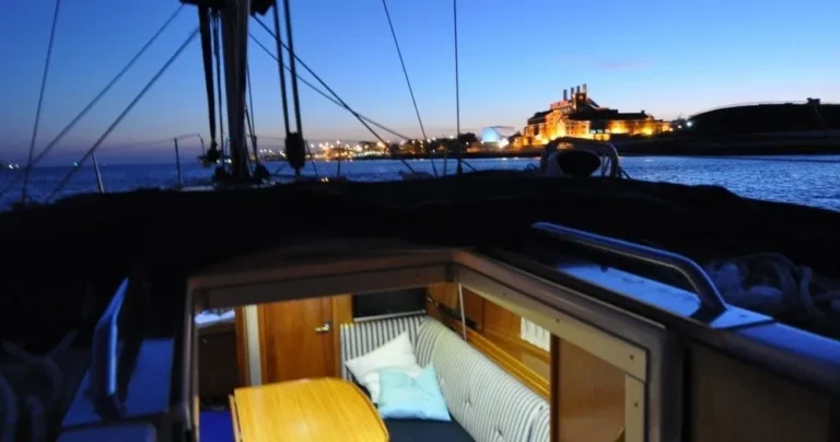 Nuit à bord d’un voilier — moments romantiques et inoubliables