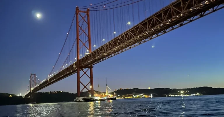 里斯本夜游船河，含开放式酒吧与小吃