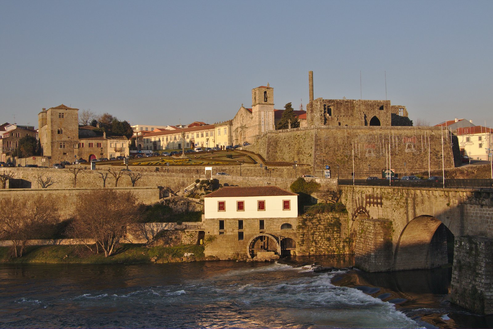 The town of Barcelos seen from Barcelinhos