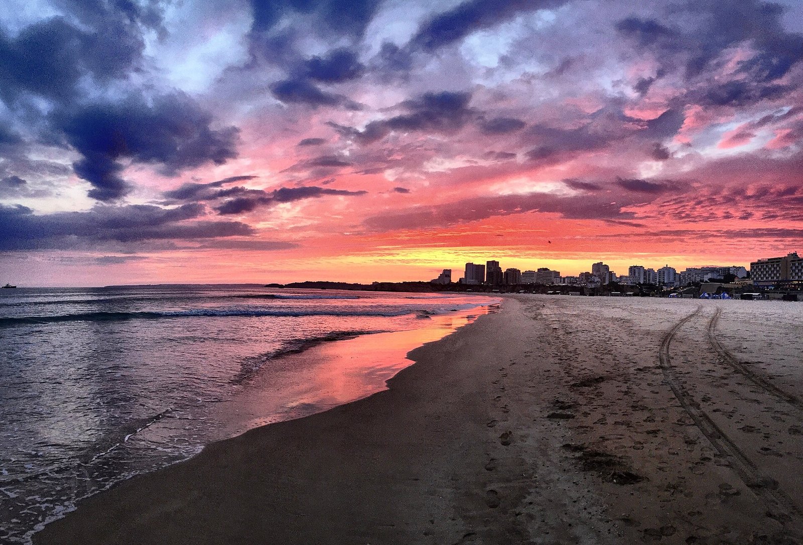 The wide sands and carved rock formations of Praia da Rocha