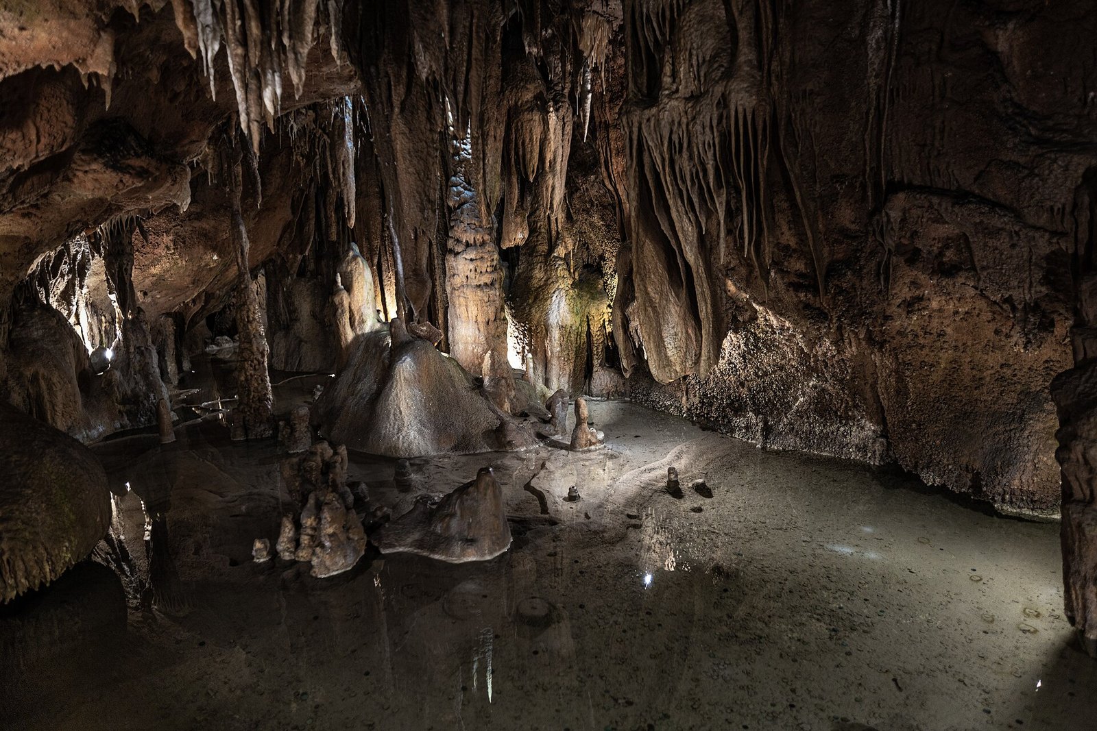 The great rock formations inside the Grutas de Santo António